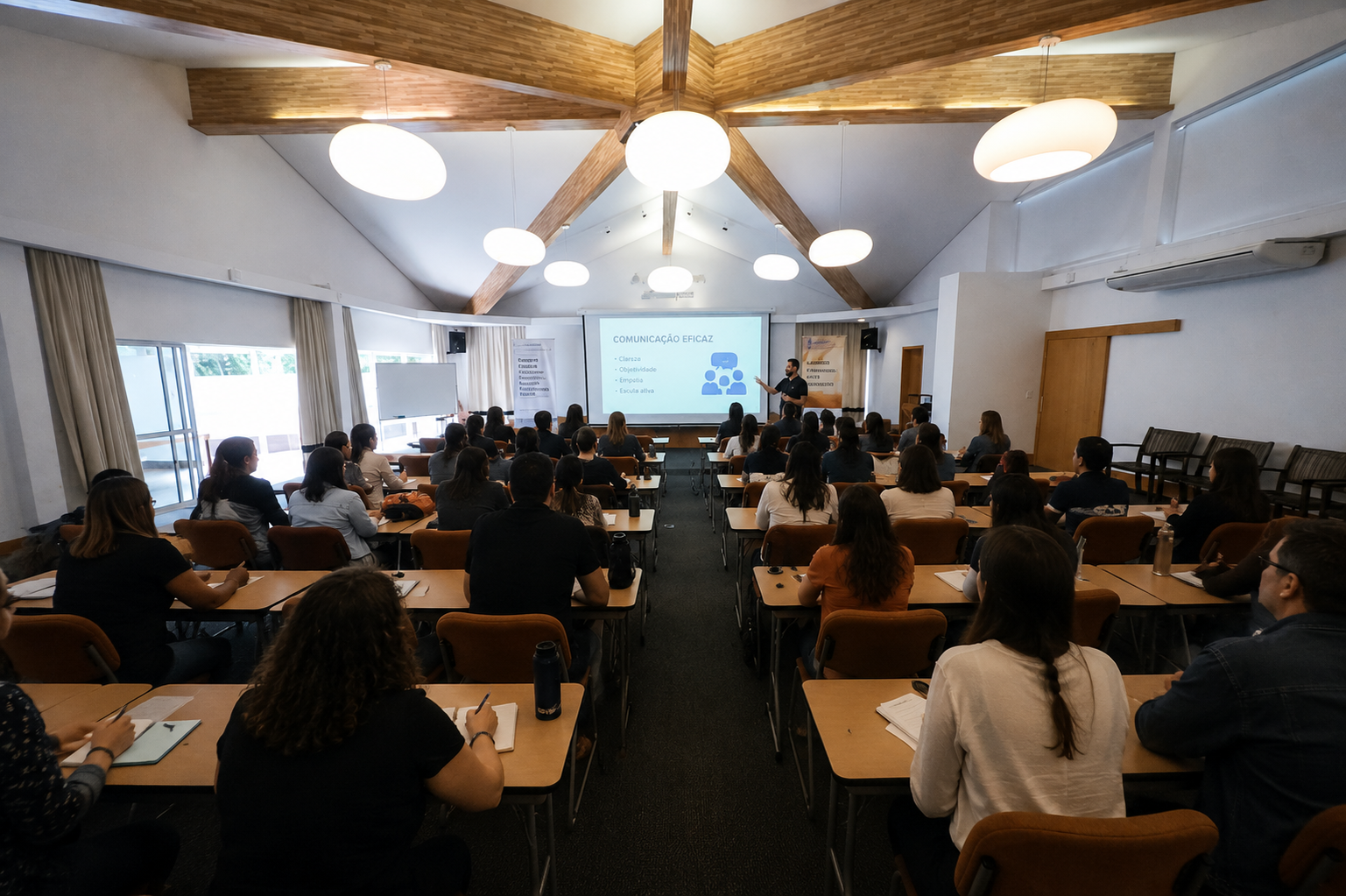 Evento corporativo no Consult Hall — auditório com participantes